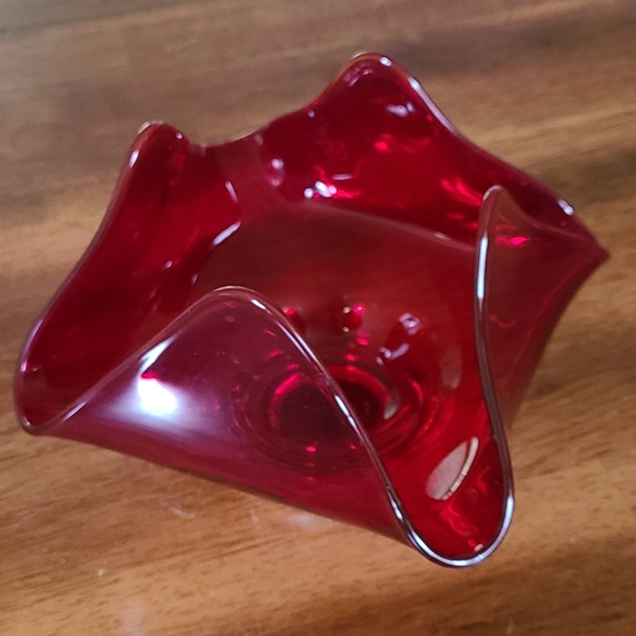 Viking glass ruby red handkerchief dish - Picture 4 of 4
